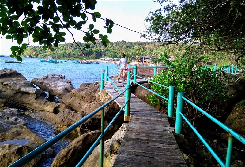 Một đoạn cây cầu ôm mép biển của khu resort xây dựng