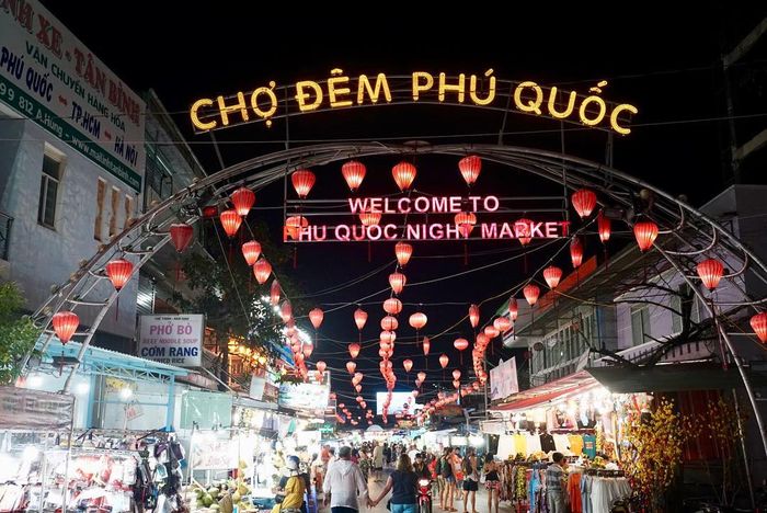 Khu vực chợ đêm sầm uất nằm trên đường Bạch Đằng Phú Quốc 